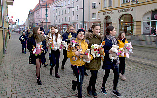 Najmłodsi mieszkańcy opanowali ulice Elbląga. Specjalne maskotki zwracają uwagę na problem przemocy wobec dzieci